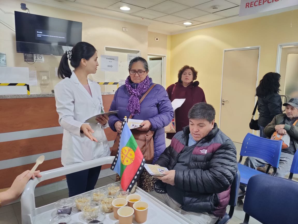HospitalChue's tweet photo. 🏥 EN CURANILAHUE: PROMUEVEN LA ALIMENTACIÓN SALUDABLE DESDE UN ENFOQUE INTERCULTURAL

👉 En un trabajo en conjunto entre el equipo de Promoción del Hospital de Curanilahue y la Unidad de Salud Intercultural, se celebró el día mundial de la alimentación. 

#UnChilequeAvanza https://t.co/DhsFpjeBW8