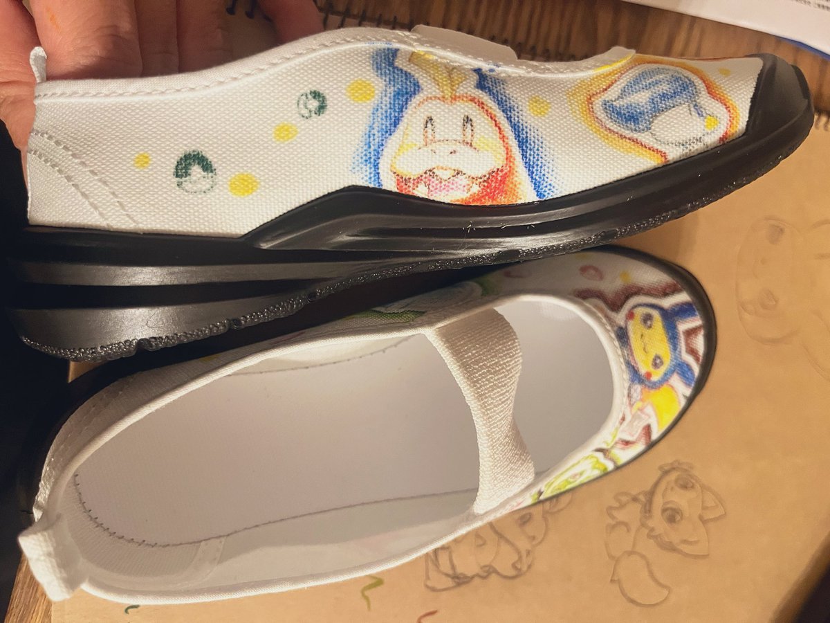 cjj2580's tweet photo. ���子くんの上履きにお絵描き。にんじゃピカチュウがリクエストに入ったけど難しかったぁ😵あと布用ペンがニャオハ描くのにいまいち向いてない…。ホゲータは可愛くできたと思う！ https://t.co/RRzcdrAH2F