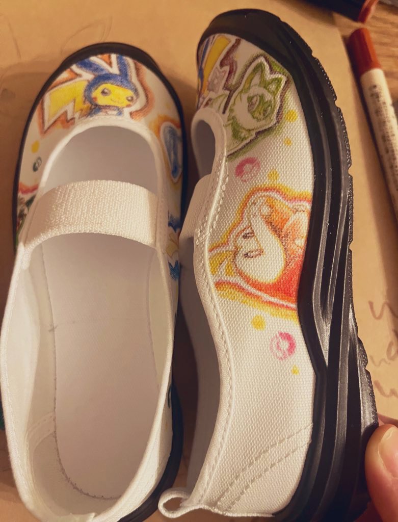 cjj2580's tweet photo. ���子くんの上履きにお絵描き。にんじゃピカチュウがリクエストに入ったけど難しかったぁ😵あと布用ペンがニャオハ描くのにいまいち向いてない…。ホゲータは可愛くできたと思う！ https://t.co/RRzcdrAH2F