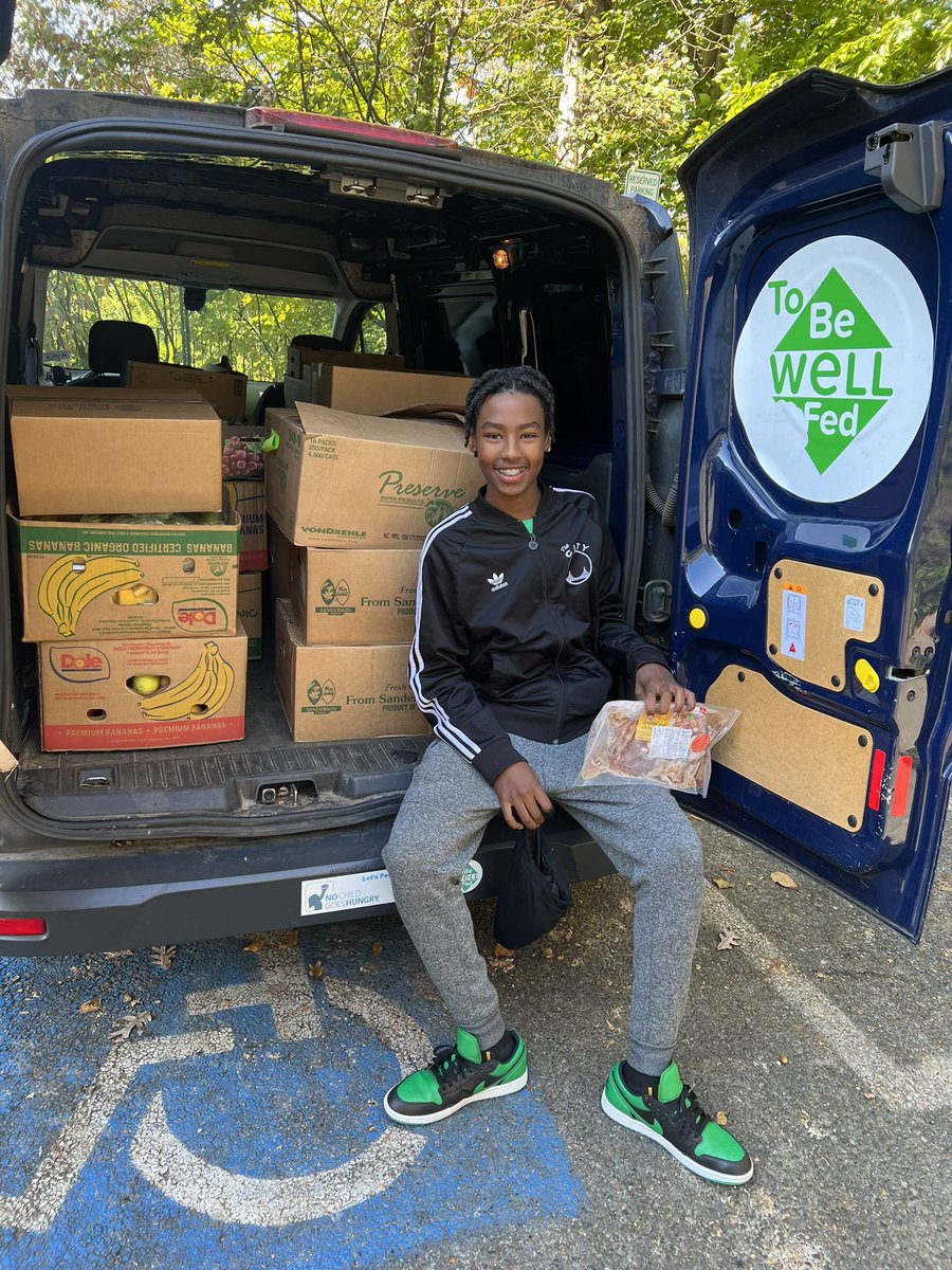 It’s a day off for @dcpublicschools so our @JacksonReedHSDC 9th grader is helping @ToBeWellFed1 deliver food to hungry students and families in from @eagleacademypcs and @dcpcsb schools in #ward8 Southeast DC today! @FoodRescueDC @Wegmans