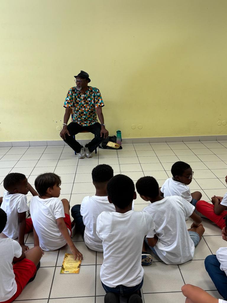 MLVR1D_MQ's tweet photo. Semaine  du créole à l’école, c’est Jude Duranty, le caméléon de la littérature/de l’oralité qui s’est rendu aux écoles de Balata et Godissard. Moments d’échanges intenses entre élèves et auteur: titim ,contes, chants et lecture d’œuvre et débat.
Pawol té ka tonbé kon kann. https://t.co/05ex048mGG