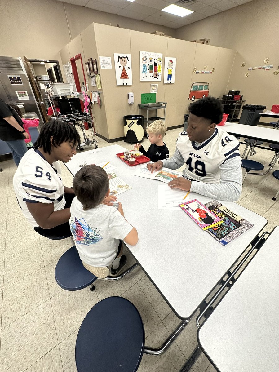 coachquise_'s tweet photo. Early Bird readings today! Linebackers are up this week! Giving a helping hand in this great community! #DAWG24LIFE 🐶🔵⚪️ https://t.co/monieU7UV8