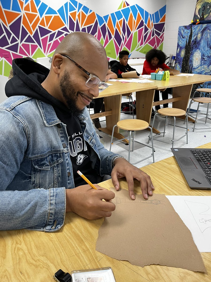 artsygirlmlb's tweet photo. Look who stopped in to #prototype and #design today @EMMMSCougars #ArtsIntegrationStudio Our very own @JordacheArtis showing off his #skills❤️❤️❤️
#modeling for his students as they learn about #values https://t.co/OZeiH85vZd