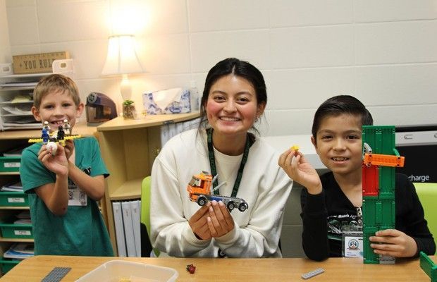 This #schoolbuzz article by Caroline Larrabee, a student at Stratford High School, spotlights the new program in which Stratford and SBAI high schoolers are helping lead interest-based clubs for elementary schoolers. @StratfordSBISD @SBAI_SBISD @SBISD  buff.ly/3SbCged