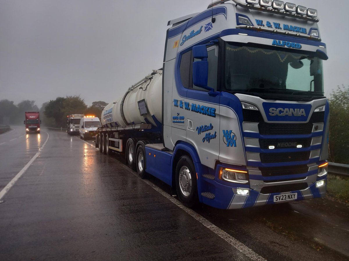 NETrunkRoads's tweet photo. ⚠️ We have Vactor units & tankers on site on the #A90 around #Finavon & #Brechin along with flood patrol teams.
➡️ Our teams will continue to patrol the area & monitor the impact of #StormBabet.
🙏 Please take care & #StaySafe.
#DriveSafe #WeatherAware #PlanAhead #Angus https://t.co/dqpk1x2qfZ