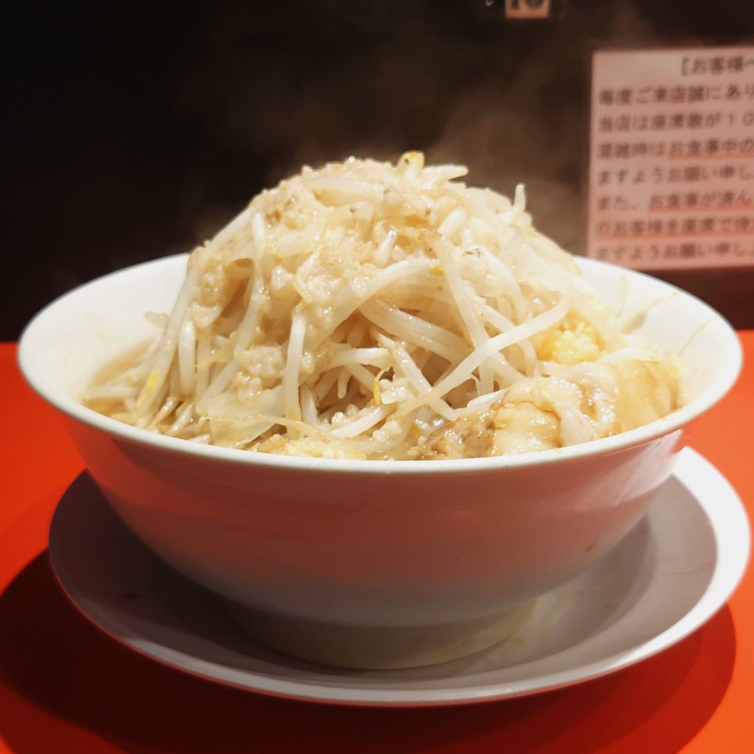 ramen__engineer's tweet photo. 店名：#用心棒
メニュー：ラーメン300g(普通) 880円

#水道橋 駅より徒歩10分🚃
※最寄り駅は #神保町 駅で徒歩2分
「千里眼」や「鷹の目」など二郎系超有名店の系列である人気店✨
トロトロ豚は脂身たっぷりで噛んだ瞬間の旨味が半端ないです👍

詳しい情報はブログへ↓
https://t.co/AFQ08TO7BJ https://t.co/8TVUahBaYR