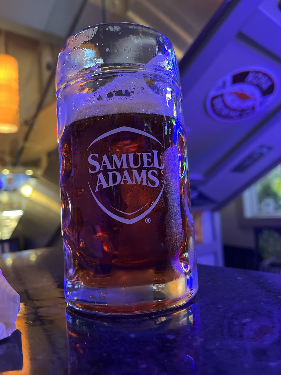beertalklive's tweet photo. It’s #Octoberfest season @SamuelAdamsBeer #cheers 🎃 https://t.co/ZUZFVMG7lM