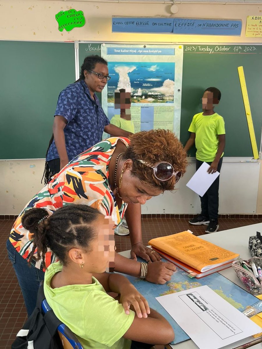 MLVR1D_MQ's tweet photo. Semaine du créole en partenariat avec la CTM, les élèves de la classe de CM2 de l'école élémentaire de Place d'Armes au Lamentin et leur enseignante Mme LERIGAB ont pu recevoir une auteure : Mme MICHALON Nathalie.
Au programme, découverte du cycle de l'eau en créole. https://t.co/eOEcPuDh0L