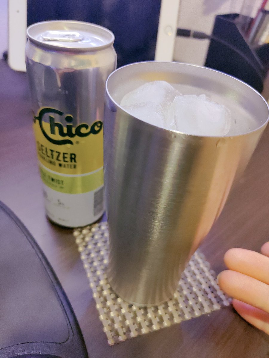 PIKU2N_2's tweet photo. 今日はお酒飲みたいなー♪
と思ったのだが普段あまり飲まないので家にお酒が全く無くて、仕方なく賞味期限切れのやつを飲む可哀想なピクピクンなのだ… https://t.co/xw1d19Gcji