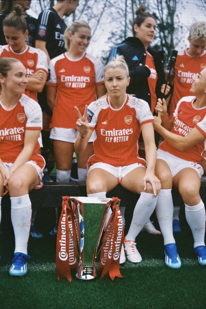 katie_awfc's tweet photo. I adore everything about this photo. Leah✌🏻 with the trophy. Katie and Alessia with the 360 cam, Kim watching the children. Oh i LOVE this team😭 https://t.co/itKQWNw4Zq