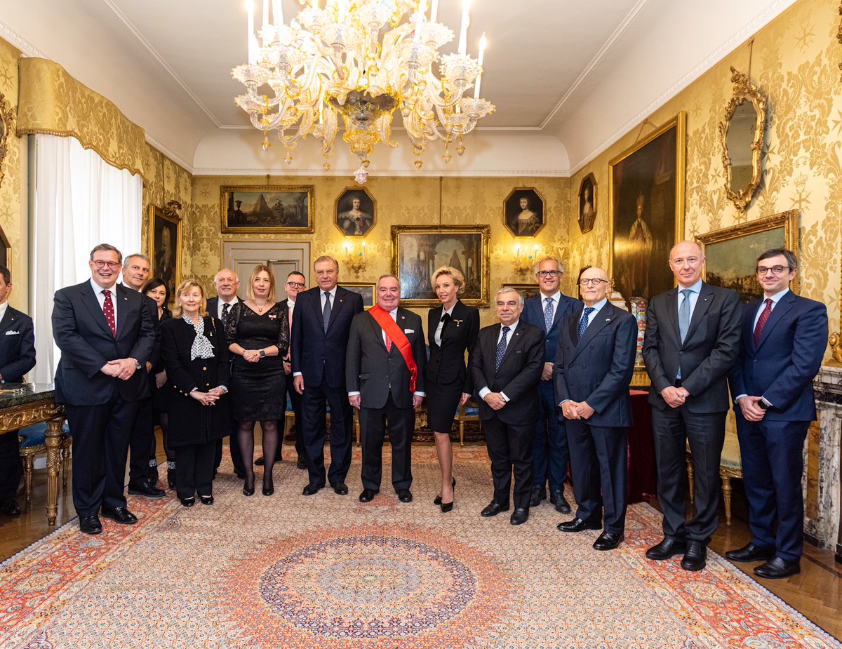 RealCasaBorbone's tweet photo. Martedì 17 ottobre a Roma, presso il Palazzo Magistrale, S.A.E. Fra’ John Timothy Dunlap, Principe e 81° Gran Maestro, ha ricevuto S.A.R. il Principe Carlo di Borbone delle Due Sicilie, Duca di Castro, e la consorte, S.A.R. la Principessa Camilla di Borbone delle Due Sicilie. https://t.co/zQsYihU62k