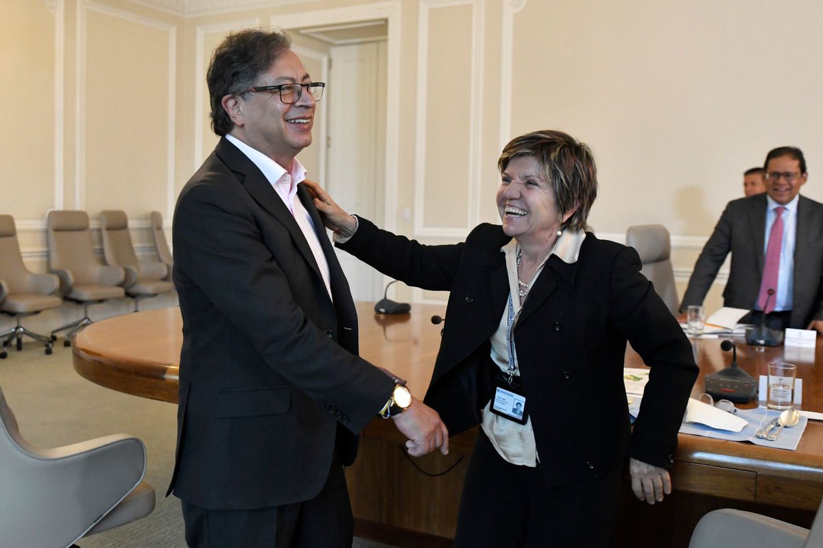 Me da mucha alegría saber que hago parte de un gobierno <a href="/petrogustavo/">Gustavo Petro</a> que levanta la voz por los más débiles y quienes sufren impactos diferenciales en  conflictos .
  No cree ni acepta  invasiones
 No acepta bloqueos económicos ni humilla al contrario