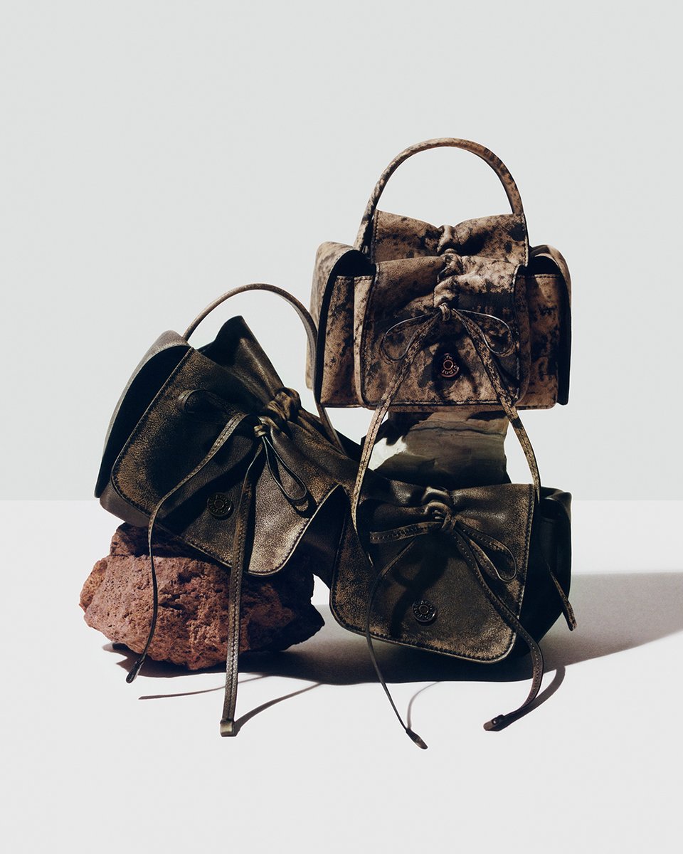 acnestudios's tweet photo. The selection. New #AcneStudios Multipocket mini bags and the logo shoulder bag in laminated silver – pick your favourite in store and online.
Photographer: #JeanMarieBinet
Set designer: #AliceKirkpatrick https://t.co/BgmvFMxxii
