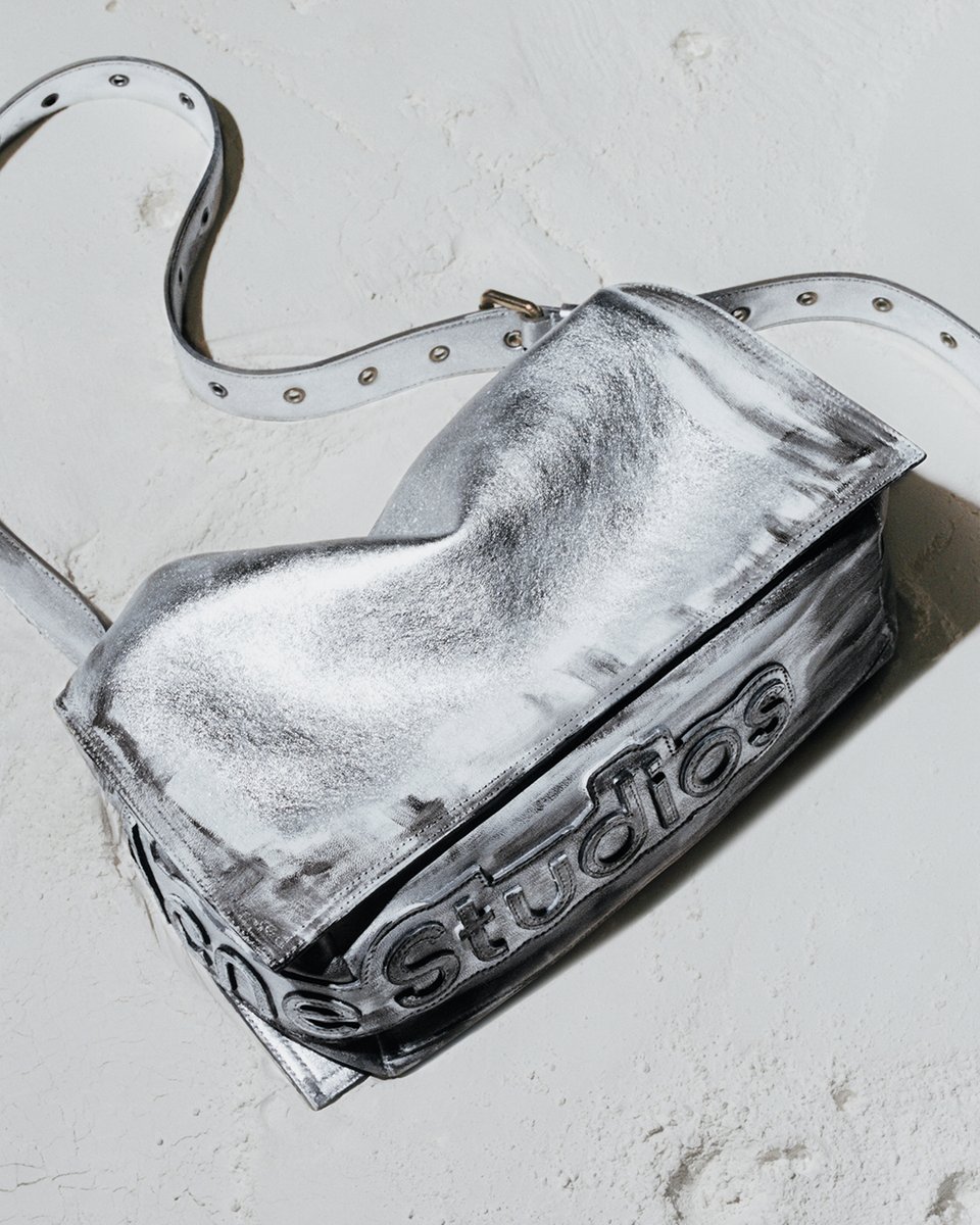 acnestudios's tweet photo. The selection. New #AcneStudios Multipocket mini bags and the logo shoulder bag in laminated silver – pick your favourite in store and online.
Photographer: #JeanMarieBinet
Set designer: #AliceKirkpatrick https://t.co/BgmvFMxxii