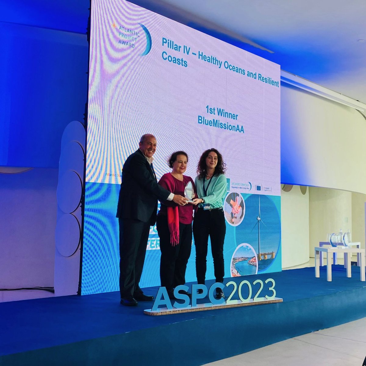 🤩 🏆 👏 BlueMissionAA shared the @EUAtlantic Award Pillar IV - Health Oceans with @H2020Maelstrom. 🥳 🎉 🍾 🥂 @OurMissionOcean @HorizonEU 🇪🇺 @cinea_eu @EU_MARE @EUScienceInnov @EUScienceInnov @DGPM_Portugal. @CPMR_Europe @AIRCentre_org received on behalf of the consortium 👍 🤩