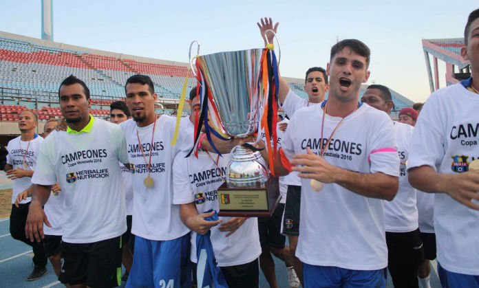 forovinotinto's tweet photo. #DATO | Tal día como hoy, en el 2016, el #ZuliaFC se coronó campeón de la Copa Venezuela por primera vez.
📌Derrotó en la final a Estudiantes de Caracas en un global de 2-0, siendo el partido de vuelta, en Maracaibo dónde se anotaron los goles.
📌El argentino Sergio Unreín fue la gran figura del equipo marcando 6 goles y siendo líder goleador del certamen, César Marcano fue el DT campeón.
📌El Zulia venció al UA Falcón, Yaracuyanos, Táchira, Deportivo Lara y a Estudiantes de Caracas para coronarse campeón.
📌Entre los jugadores más importantes, se encuentran Giovanny Romero, Junior Moreno, Jefferson Savarino y Sergio Unreín.
📌Fue el primer título zuliano en la Copa, el UAM estuvo bastante cerca en el 2007, pero quedó subcampeón.
📌El Zulia no ganaba un título en el #FutVE desde la 2004/05, cuando el UAM ganó la liga, el Zulia fue el segundo equipo zuliano campeón en algún tipo de torneo organizado por la FVF.