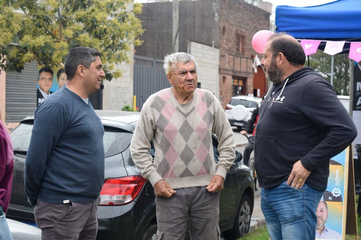 juanjo_castro's tweet photo. Hoy junto @GastonDaus recorri el operativo de atención que se llevó a cabo en Barrufaldi.
Allí visite los stand de Anses y Salud llevados a cabo en el mismo.

Este Domingo Vota boleta completa #lista134

@SergioMassa Presidente
@Kicillofok Gobernador
@juanjo_castro Intendente https://t.co/LtPnvZKI5N