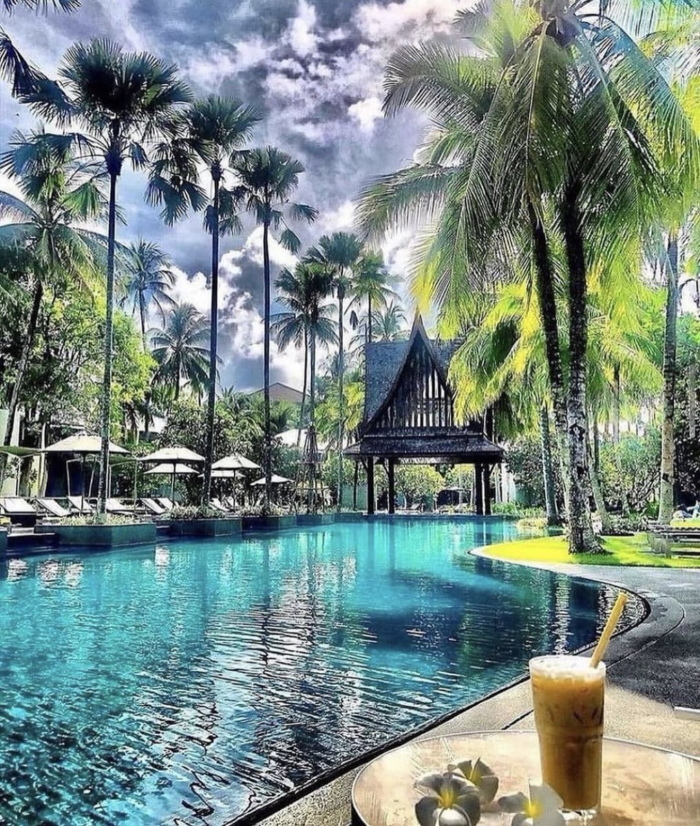 vacaytube's tweet photo. Phuket, Thailand 🇹🇭 

Drinks 🍹 🍺  Cheers https://t.co/0V59mrKlG4