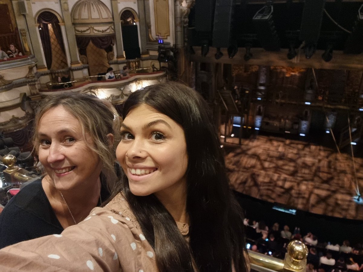 NBradbury18's tweet photo. Thursday afternoon well spent with 48 students @dramafarmer @HamiltonWestEnd 🌟#Inspire #Creativity #LiveTheatre https://t.co/XSnqz7lBC0