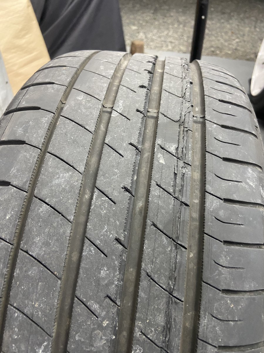 kuratomo0's tweet photo. これが本当のリスカタイヤ🫣
もう車高下げるのやめまーす
早く新しいタイヤ履きたいね https://t.co/zQfdMK49uo