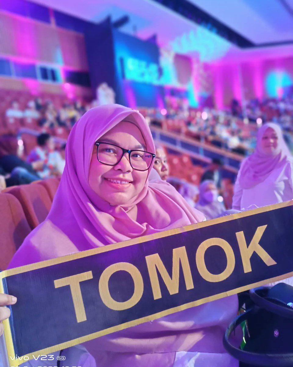 AinRamlan1985's tweet photo. Saya hanya vote TOMOK jerrrrr...
Yg blm undi arini, ayuhhhhhh cepat undi Tomok. Moga ade rezeki Tomok mara ke minggu seterusnya hingga pentas final aamiin! Jommmmm undi Tomok koranggggg #teamtomok @Tomokianzz
https://t.co/azR8R9QEFx
#GV10TOMOK #CUCKOOXGV10 #KASIHYANGKUCINTA https://t.co/p4LdHSNhA8