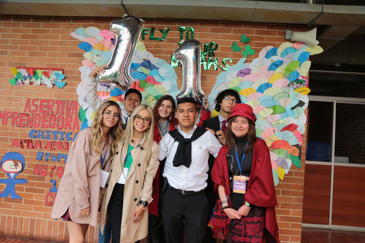 Educacionbogota's tweet photo. #FelizJueves☀️
🗣️Hoy estamos en la simulación de la Escuela de Liderazgo de @SimonuBogota 2023.

🗯️En el Colegio Magdalena Ortega de Nariño, se abre este espacio de fortalecimiento de capacidades ciudadanas y socioemocionales, a través del diálogo, debate y consenso. https://t.co/8hhIjB3KcR