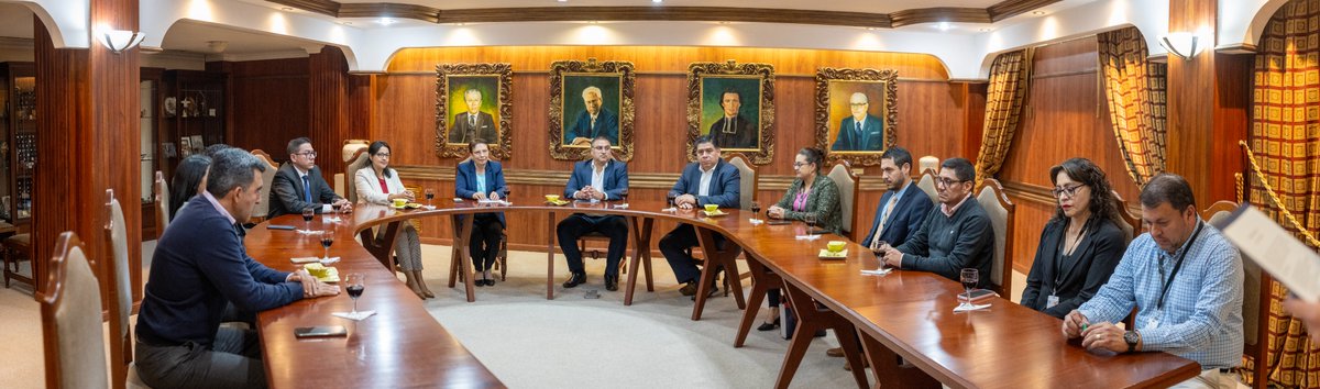 utpl's tweet photo. 🤝🖋 Firmamos convenio con @Arcotel_ec para fortalecer nuestra cooperación en proyectos de investigación, innovación y vinculación. 

Además, este convenio permitirá a nuestros estudiantes realizar prácticas preprofesionales para conectarse con el mundo laboral. 

🙌📡 Esperamos que esta alianza dé lugar a diferentes colaboraciones con nuestra facultad, las carreras de #TelecomunicacionesUTPL y #TecnologíasdelaInformaciónUTPL, así como con observatorios como el Observatorio de Sociedad de la Información y las Telecomunicaciones.