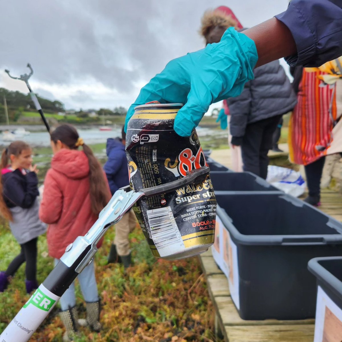 MaisonDeLaMer's tweet photo. L'abus de canettes nuit à l'environnement 🚯
Collecte de déchets sur l'Aire Marine Éducative de l'école Bois Bissonnet à #Lorient, 13,5 kg ramassés !
Les élèves ont trié et compté les déchets dans le cadre du programme de #sciencesparticipatives #Osparito de @surfrider !
#edd https://t.co/2BzIBj4Scx