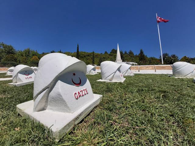 mkarakas02's tweet photo. 100 yıl önceydi
Dönemin emperyalistleri işgale giriştiler
O bir isimsiz
Belki Gazze'de bir balıkçıydı
belki bir çiftçi
-Bana ne bu Türklerin işi demedi
-Orta Asya'da milyonlarca Müslüman Türk var
gidip savaşsınlar demedi
Bedenini namluya sürdü
Şimdi torunu senden aynısını istiyor https://t.co/HLQJeR0kmm