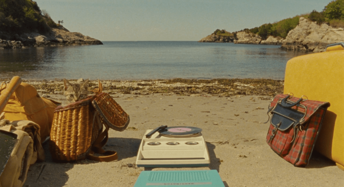 ECUfilmfestival's tweet photo. 📽️Happy Sunday everyone!

Today's recommendation: 'Moonrise Kingdom' (2012) directed by Wes Anderson 

#film #movie #cinema #WesAnderson #MoonriseKingdom #cinematography #directing #acting #filmstills #colour #KaraHayward #BillMurray #BruceWillis #EdNorton #filmrec #filmtwitter https://t.co/S6zBesK4xM