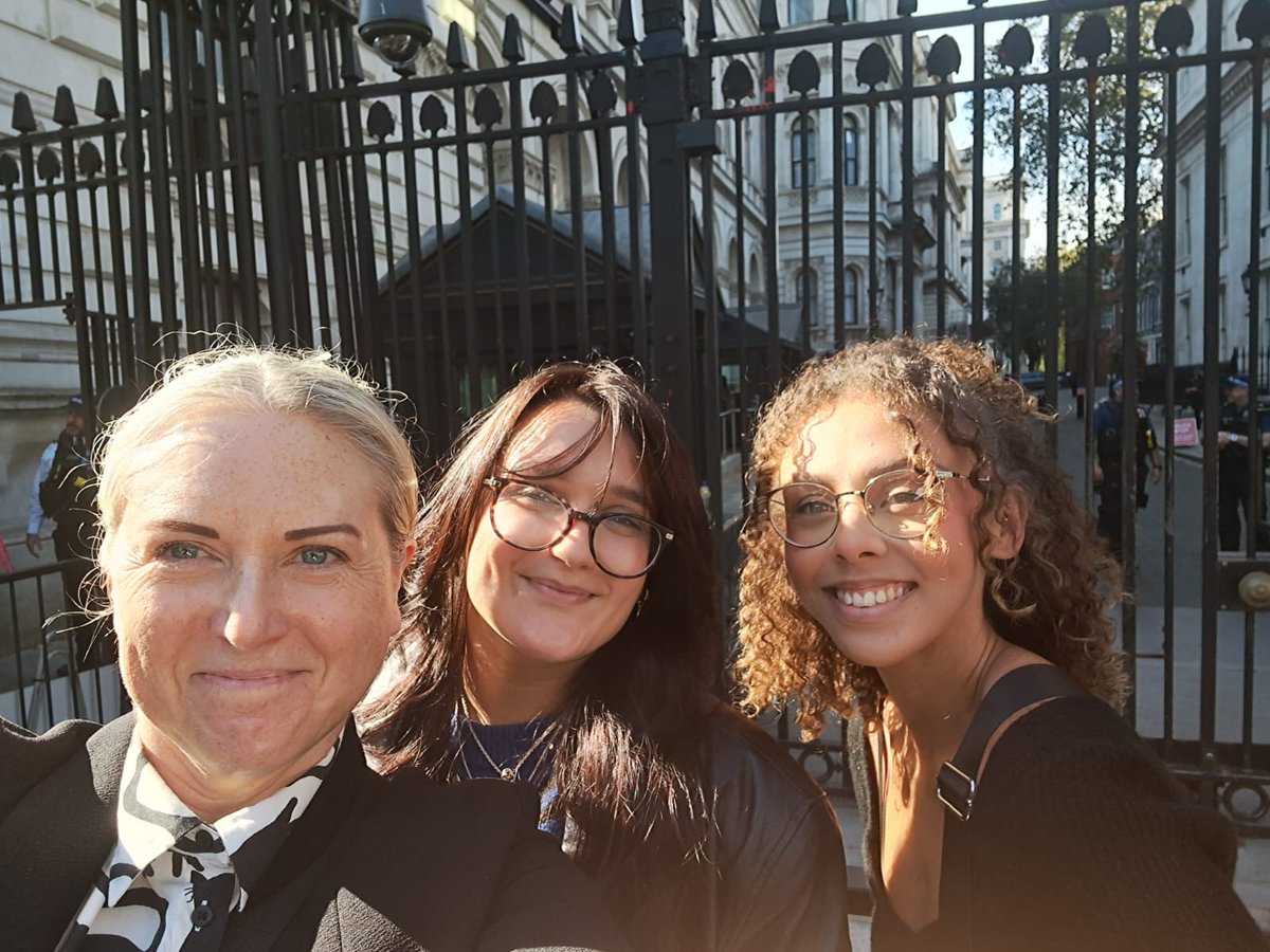 bradfordmdc's tweet photo. Chloe @healthymindsbdc project worker & apprentice Ellie visited 10 Downing Street last week for a Youth Networking Event
@AllStarEnts apprentices have worked with our @BradfordMuseums on the new #CartwrightHall 'Calm' gallery
They also met #LarryTheCat
https://t.co/6ohQf5dM7i https://t.co/Er9Q8MTDJL