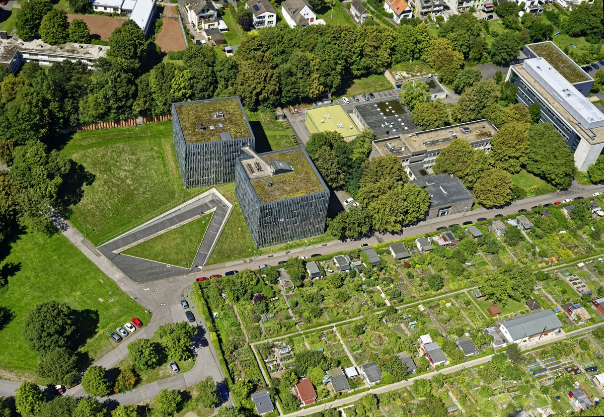 🇩🇪: Der nächste Teil unserer #Luftaufnahmen-Reihe zeigt viel Grün... 🌳😀👍 Was seht ihr noch? 🤓 🇬🇧: 🇩🇪: The next part of our aerial photo series shows a lot of green... 🌳😀👍 What else do you see? 🤓 📸: Peter Winandy #RWTHvonoben #RWTHfromabove #Campus #RWTHcampus