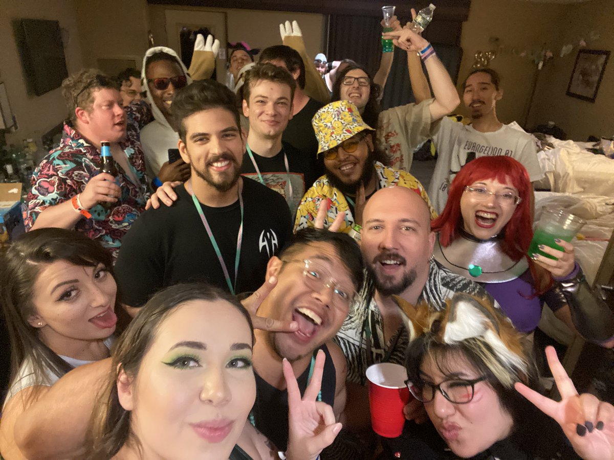 Leannimal_k's tweet photo. So happy to have these amazing people in my life! I love these peeps so much! https://t.co/GLluGxgpLT