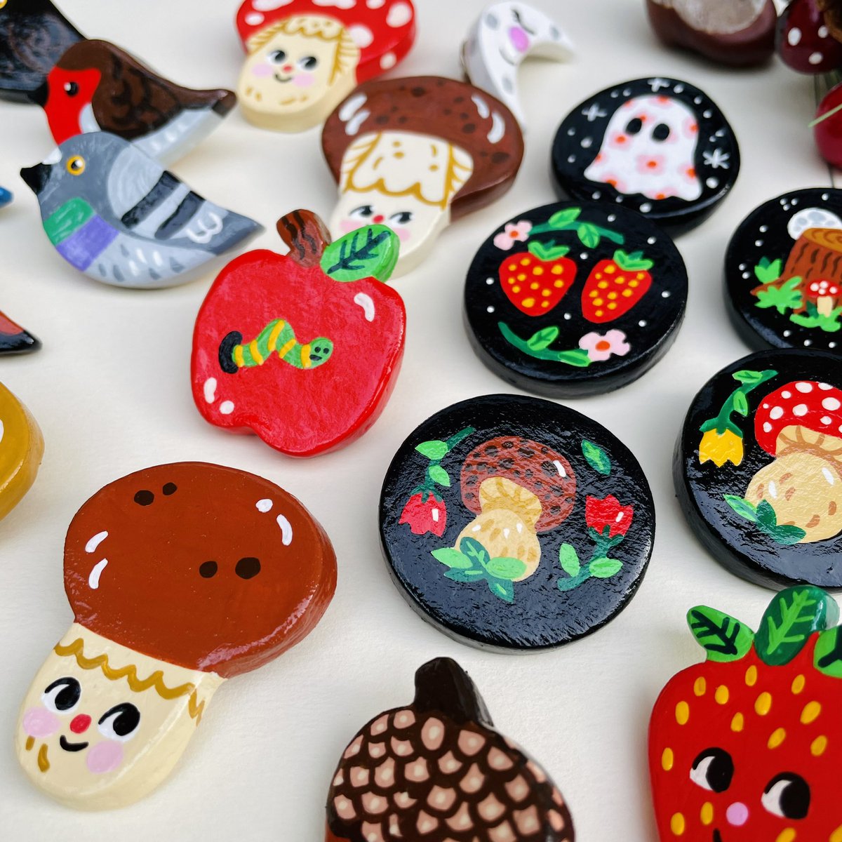 PipnaMadeThis's tweet photo. Ooooh just in time! My little handmade clay pins are now live in my shop. 🍄🍁🐦

https://t.co/2M83lv1wvn

 #elevenseshour #shopsmalluk #handmadegift #CraftBizParty #clay #etsygiftsformen https://t.co/2uYZVvgoGz