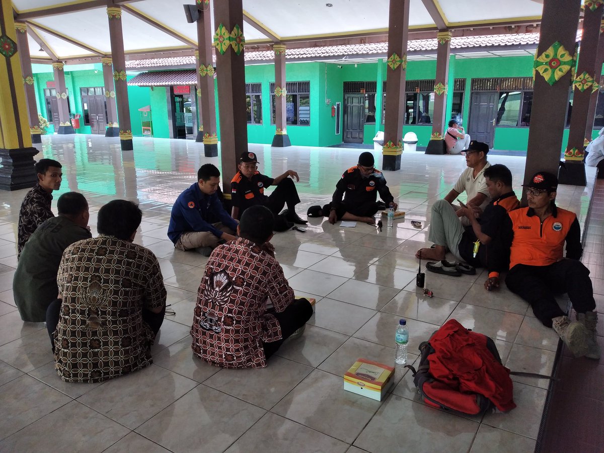 BPBDBantul's tweet photo. Mantapkan skenario TTX dan Tsunami Drill, BPBD Bantul kembali gelar rapat koordinasi persiapan #IOWave23, kegiatan diikuti oleh Panewu, Danramil &amp; Kapolsek Sanden, serta Kalurahan Parangtritis, Tirtohargo, Srigading, Gadingsari, Poncosari dan Murtigading 

@iotsunami @IOWave23 https://t.co/dJS43AJnJ0