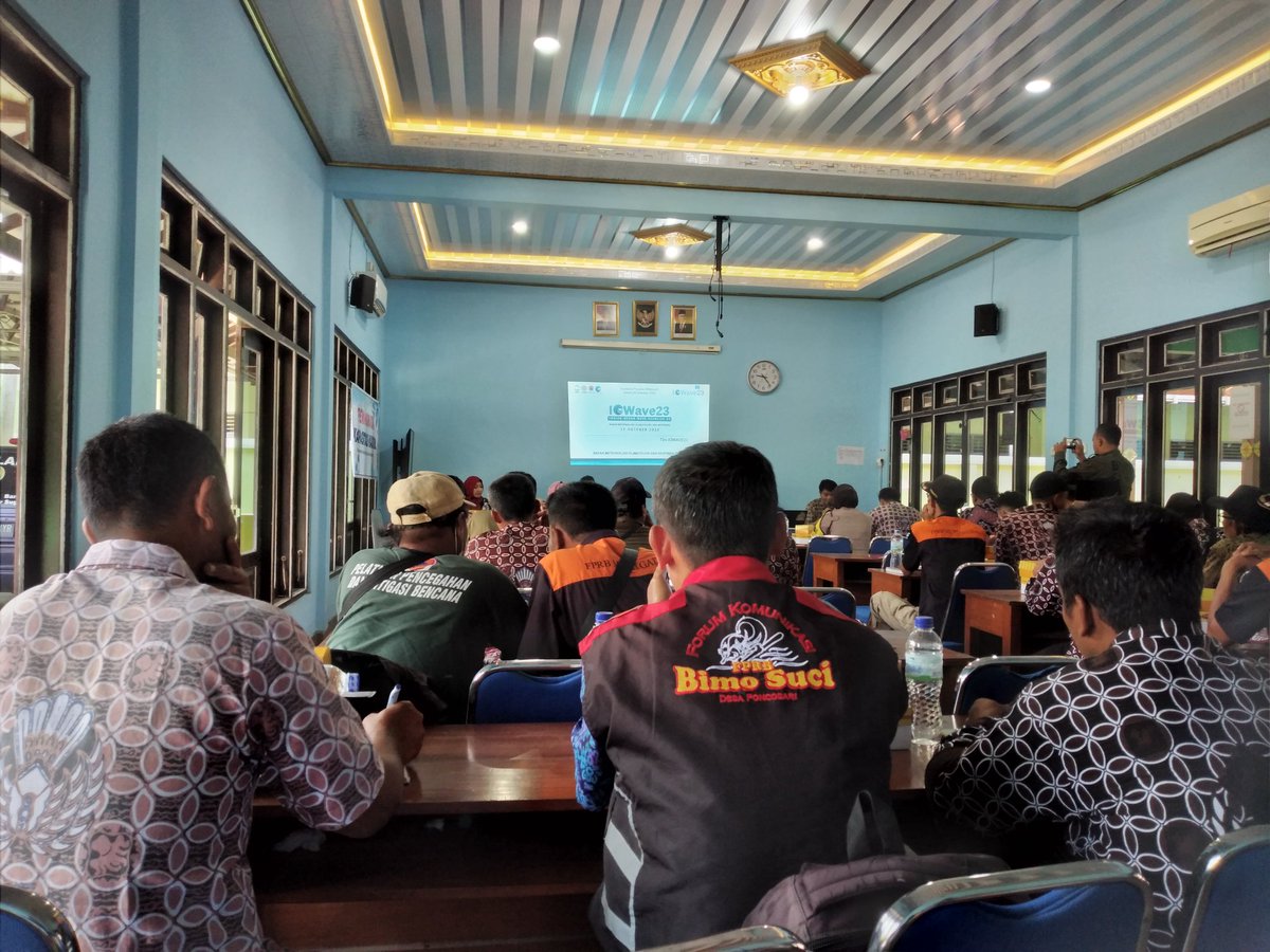BPBDBantul's tweet photo. Mantapkan skenario TTX dan Tsunami Drill, BPBD Bantul kembali gelar rapat koordinasi persiapan #IOWave23, kegiatan diikuti oleh Panewu, Danramil &amp; Kapolsek Sanden, serta Kalurahan Parangtritis, Tirtohargo, Srigading, Gadingsari, Poncosari dan Murtigading 

@iotsunami @IOWave23 https://t.co/dJS43AJnJ0