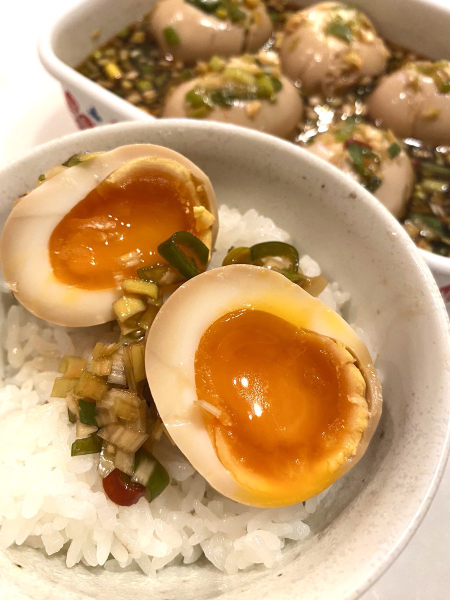 nnnchanpoyon's tweet photo. 卵の史上最強ウマい食べ方【麻薬卵】は、刻んだ長ネギ1本、にんにくチューブ2cm、水と醤油各100ml、砂糖ごま油小さじ1、鷹の爪混ぜたタレに7分茹でた卵を一晩漬けるとご飯が爆速で消える卵が誕生します。タレだけでも白米進む。 https://t.co/cgwYREcU1V