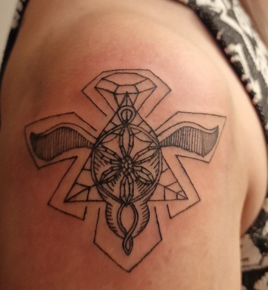 Neue Haarfarbe und neues Tattoo, man könnte fast meinen ich bin in na #quarterlifecrisis 😅

#gamergirl #nerd #loltattoo #lotrtattoo #nerdtattoo #mermaidhair #galaxyhair #haircolour