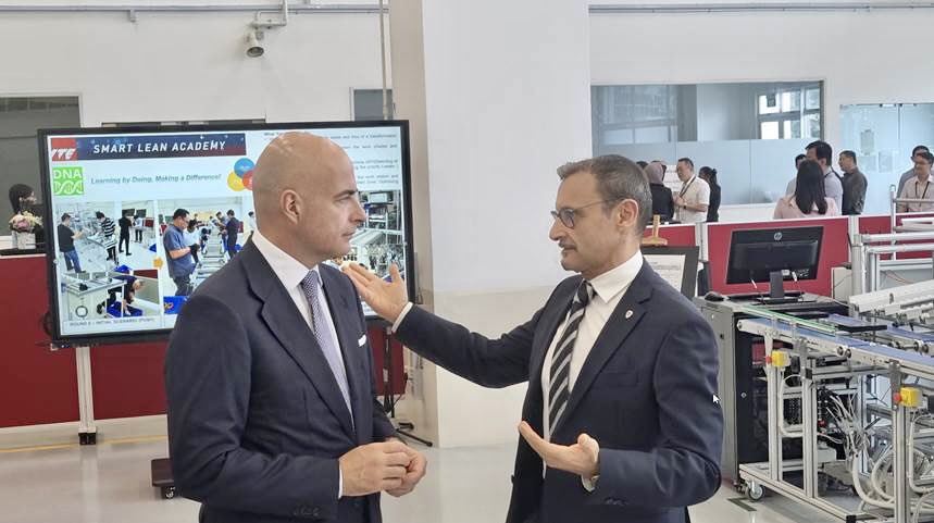 dante_brandi's tweet photo. Competenze 🇮🇹 e visione 🇸🇬 per favorire l’#EconomiaCircolare.
Sue metodologie e criteri adattabili alla singola organizzazione, al centro del #playbook presentato da G.#Aguzza di #NewValue all’Institute of Technical Education, riferimento assoluto nel vocational training. https://t.co/4A1T71LCnm