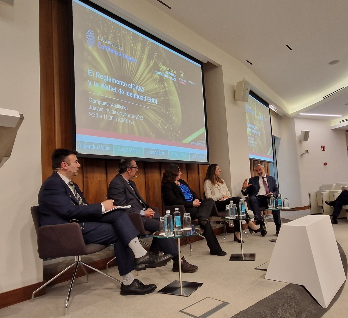 Certificar y garantizar servicios: #ciberseguridad determina niveles de #confianza en producto/servicio, midiendo la dificultad en detectar #vulnerabilidades, poniéndolo a prueba. Escuchando a Luís Jiménez, Subdtor. Gral <a href="/CCNCERT/">CCN-CERT</a> 
#ObservatorioLegalTech