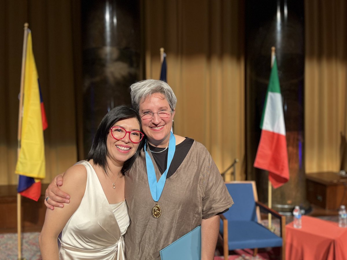 Anoche @xanic y @nayaroldan recibieron el premio y la mención honorífica @CabotPrize de @columbiajourn por su trabajo periodístico en México. Muchísimas felicidades, a ellas y a los brillantes equipos de @quintoelab y @Pajaropolitico 💜