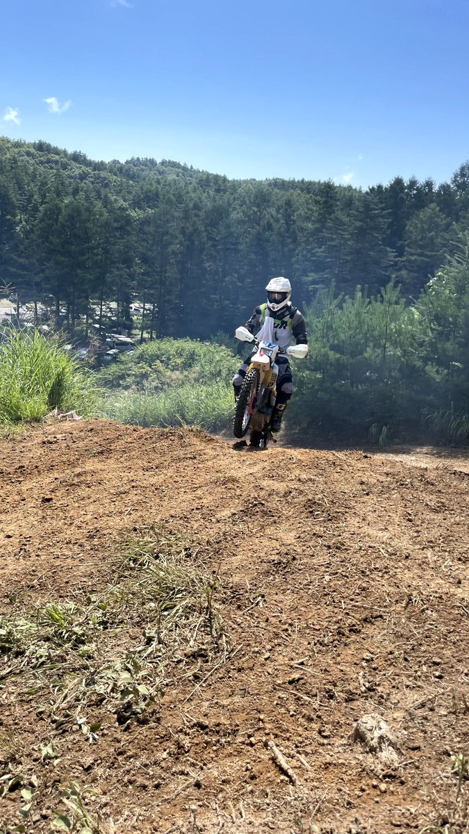 rsmarukatsu's tweet photo. 11月6日の月曜、平日にチャレンジフィールドでバイク走行予定ですが、一般の方で平日に走りたい方募集してます。
10時くらいから夕方まで。我々はトレールとレーサー混走で4台くらい？ゆるゆるで走ってます。
一緒に走りたい人はDM下さい。
#信州大町チャレンジフィールド
#CGC
#オフロードバイク https://t.co/qFshICwv1v
