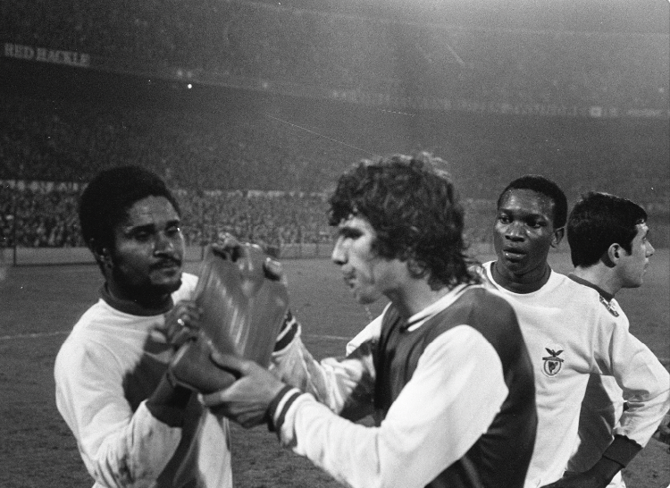 FRRichard70's tweet photo. 8-3-1972

Feyenoord - Benfica 1-0

Wie is de speler die samen met Van Hanegem water uit een kruik drinkt? https://t.co/0RWm2Z8qqJ