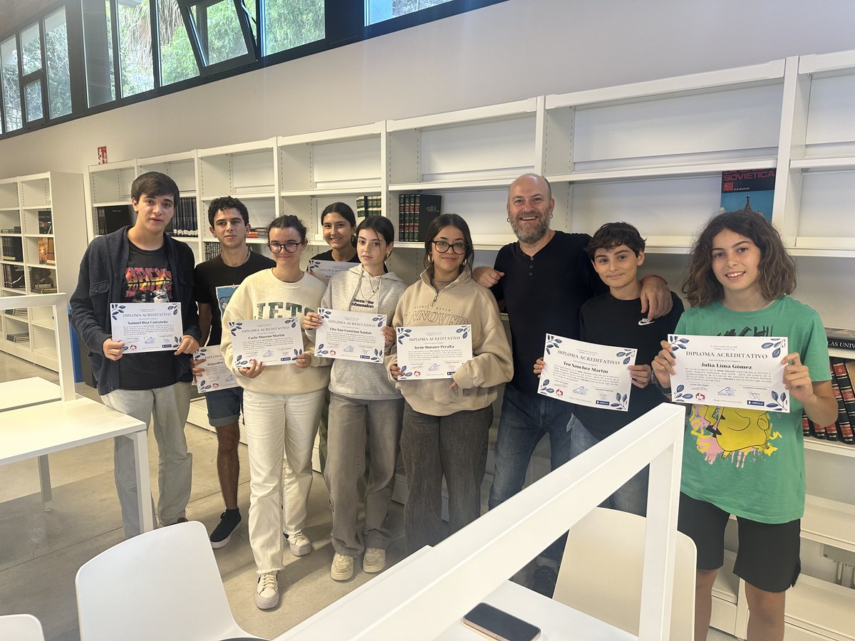 En el taller de literatura impartido por el escritor y poeta, Alejandro Pedregosa, como parte del premio de la X edición del concurso de relatos Marbella Activa  patrocinado por Hidralia. Gracias a la D. de Cultura por cedernos el espacio en la biblioteca central Fernando Alcalá