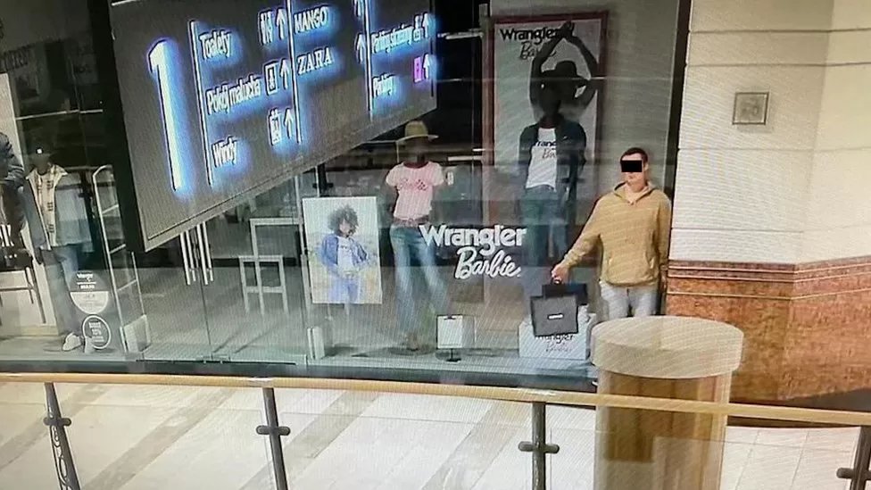 5to5 @RadioHumberside song: A man has been accused of posing as a mannequin in a Warsaw shop window to steal jewellery after closing time. Song ideas, please? tinyurl.com/4wzdw65a