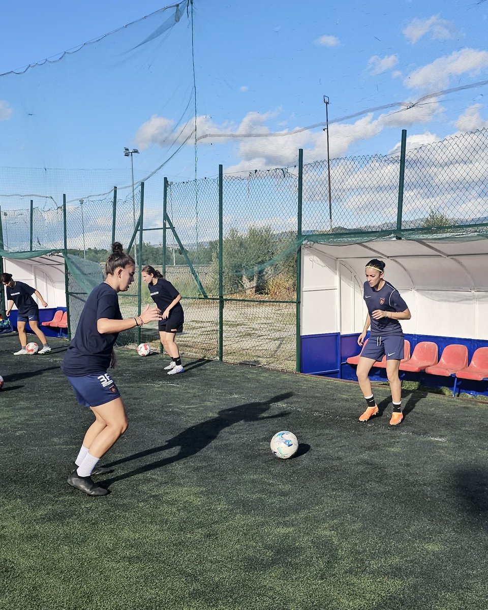 CosenzaOfficial's tweet photo. Cheeeeese 📸🐺

Siamo andati a trovare le nostre ragazze. Il gruppo guidato da mister Paola Luisa Orlando sta preparando al meglio la nuova stagione ♥️💙

#ForzaLupe https://t.co/UZSDwcHEKN