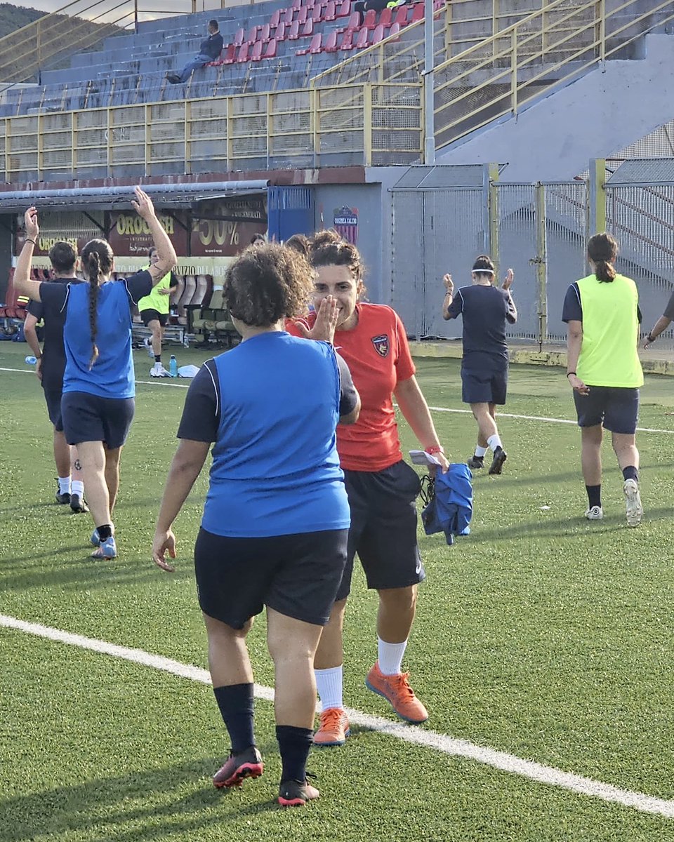 CosenzaOfficial's tweet photo. Cheeeeese 📸🐺

Siamo andati a trovare le nostre ragazze. Il gruppo guidato da mister Paola Luisa Orlando sta preparando al meglio la nuova stagione ♥️💙

#ForzaLupe https://t.co/UZSDwcHEKN