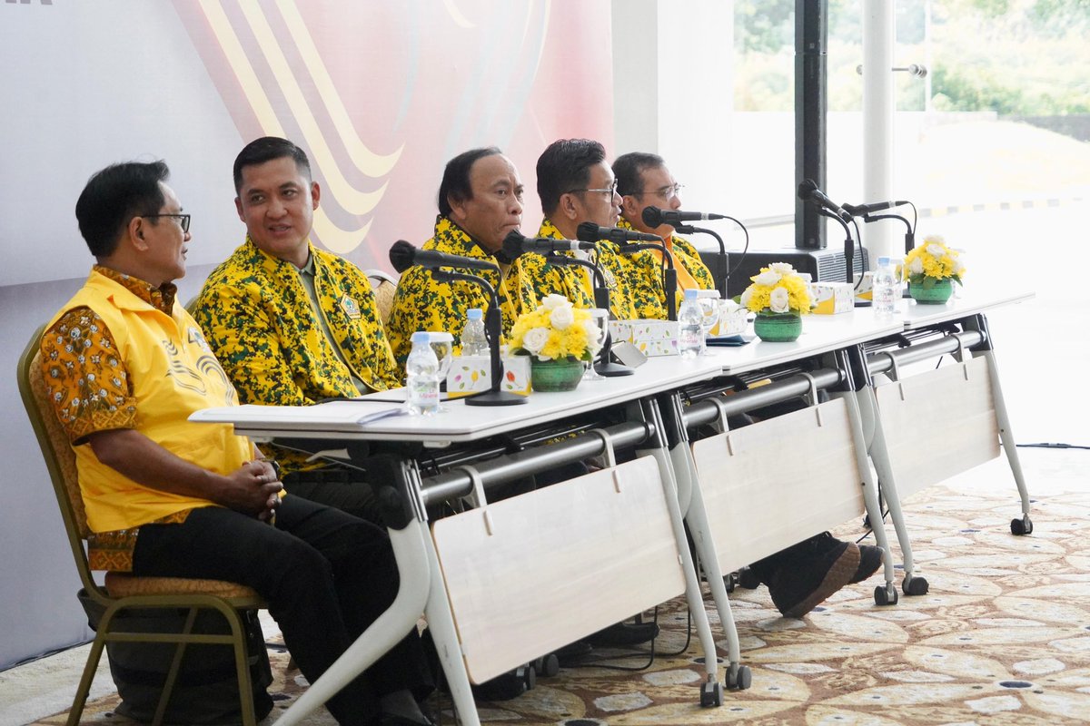 golkar_id's tweet photo. DPP Partai Golkar bekerja sama dengan Panitia penyelenggara HUT ke-59 Partai Golkar menggelar konferensi pers sosialisasi rangkaian kegiatan acara dalam rangka memeriahkan Hari Ulang Tahun partai Golkar. (19/10).

#GolkarIndonesia #AirlanggaHartarto #PartaiGolkar https://t.co/RVkHMWReTK