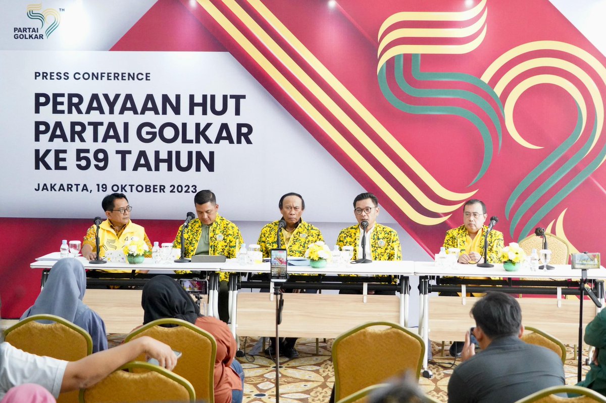 golkar_id's tweet photo. DPP Partai Golkar bekerja sama dengan Panitia penyelenggara HUT ke-59 Partai Golkar menggelar konferensi pers sosialisasi rangkaian kegiatan acara dalam rangka memeriahkan Hari Ulang Tahun partai Golkar. (19/10).

#GolkarIndonesia #AirlanggaHartarto #PartaiGolkar https://t.co/RVkHMWReTK
