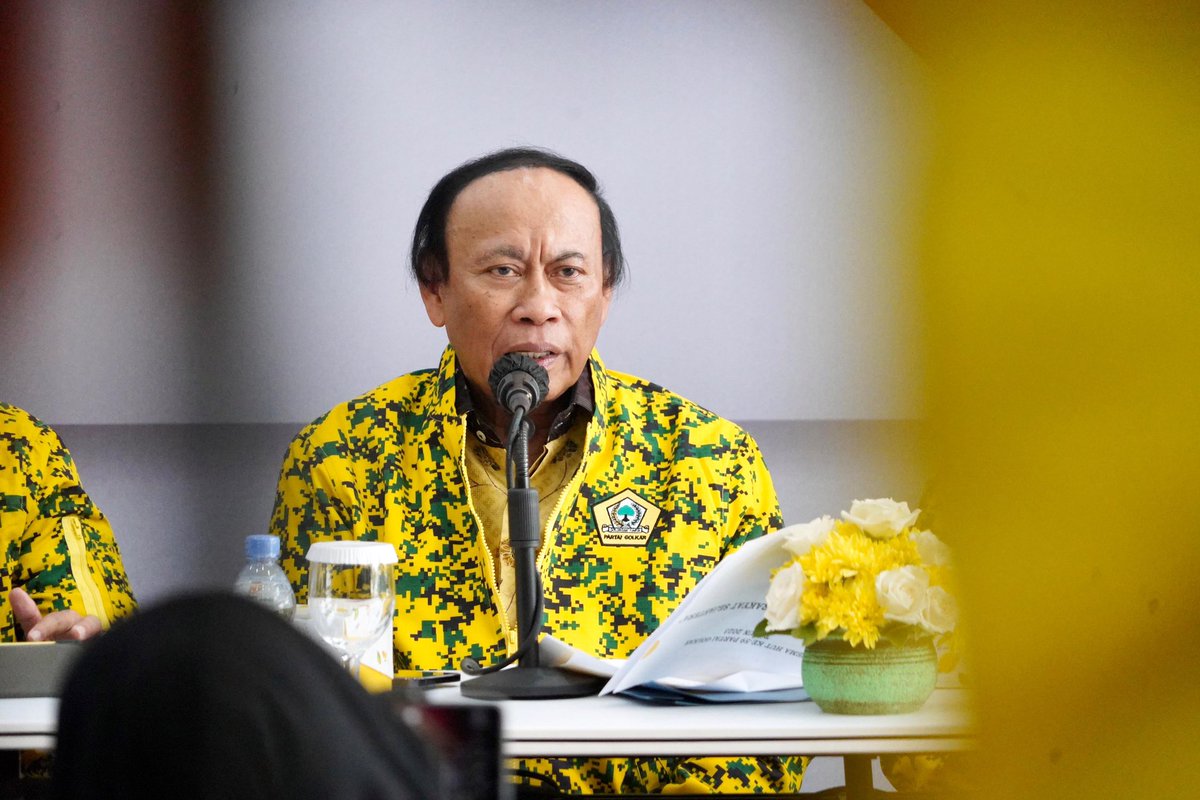 golkar_id's tweet photo. DPP Partai Golkar bekerja sama dengan Panitia penyelenggara HUT ke-59 Partai Golkar menggelar konferensi pers sosialisasi rangkaian kegiatan acara dalam rangka memeriahkan Hari Ulang Tahun partai Golkar. (19/10).

#GolkarIndonesia #AirlanggaHartarto #PartaiGolkar https://t.co/RVkHMWReTK